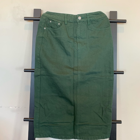 Urban Revivo midi cord skirt in green - Picture 4 of 6